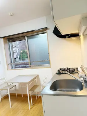 a kitchen with a sink and a table and a window at T akadababa subway 4 mins walk! Newly building \u65b0\u7bc9! \u9ad8\u7530\u99ac\u5834\u99c5 \u5f92\u6b69\u570f\u5185\u5927\u4eba\u6c17! Shinjuku\u65b0\u5bbf\u5708!\u9ad8\u901f\u65e0\u9650\u5236202 in Tokyo