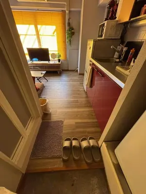 a pair of slippers are on the floor of a kitchen at \u9ad8\u7530\u99ac\u5834\u99c55\u5206 \u65b0\u5bbf10\u5206 \u30ab\u30d5\u30a7\u3068\u30a2\u30fc\u30c8\u306e\u30ea\u30e9\u30c3\u30af\u30b9\u7a7a\u95931R good in Tokyo