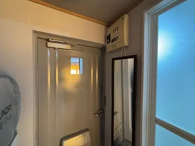 a bathroom with a shower and a mirror and a door at \u9ad8\u7530\u99ac\u5834\u99c55\u5206 \u65b0\u5bbf10\u5206 \u30ab\u30d5\u30a7\u3068\u30a2\u30fc\u30c8\u306e\u30ea\u30e9\u30c3\u30af\u30b9\u7a7a\u95931R good in Tokyo