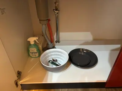 a kitchen counter with a bowl on top of it at \u9ad8\u7530\u99ac\u5834\u99c55\u5206 \u65b0\u5bbf10\u5206 \u30ab\u30d5\u30a7\u3068\u30a2\u30fc\u30c8\u306e\u30ea\u30e9\u30c3\u30af\u30b9\u7a7a\u95931R good in Tokyo