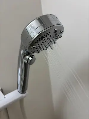 a shower head with water coming out of it at \u9ad8\u7530\u99ac\u5834\u99c55\u5206 \u65b0\u5bbf10\u5206 \u30ab\u30d5\u30a7\u3068\u30a2\u30fc\u30c8\u306e\u30ea\u30e9\u30c3\u30af\u30b9\u7a7a\u95931R good in Tokyo