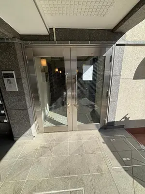 an entrance to a building with a revolving door at \u9ad8\u7530\u99ac\u5834\u99c55\u5206 \u65b0\u5bbf10\u5206 \u30ab\u30d5\u30a7\u3068\u30a2\u30fc\u30c8\u306e\u30ea\u30e9\u30c3\u30af\u30b9\u7a7a\u95931R good in Tokyo