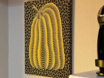 a picture of a bunch of corn hanging on a wall at \u9ad8\u7530\u99ac\u5834\u99c55\u5206 \u65b0\u5bbf10\u5206 \u30ab\u30d5\u30a7\u3068\u30a2\u30fc\u30c8\u306e\u30ea\u30e9\u30c3\u30af\u30b9\u7a7a\u95931R good in Tokyo