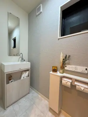 a bathroom with a sink and a mirror at \u685c\u306e\u5ddd67 \u6e0b\u8c37\u533a\u4e28\u65b0\u5bbf\u307e\u3067\u4e00\u99c5 2-10\u4eba\u4e28Shibuya One stop to Shinjuku 2-10 people in Tokyo
