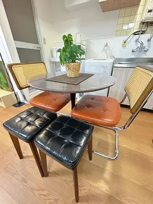 a table and two chairs with a table and a plant at \u4e0a\u91ce\u6771\u4eac\u30bb\u30f3\u30c8\u30e9\u30eb\u30b9\u30c6\u30a4 2-4\u4eba \u5c71\u624b\u7dda\u99c5\u5f92\u6b693\u5206\u5fa1\u5f92\u753a \u30a2\u30e1\u6a2a3\u5206 \u4e0a\u91ce\u99c510\u5206 \u6e6f\u5cf6\u99c52\u5206 in Tokyo