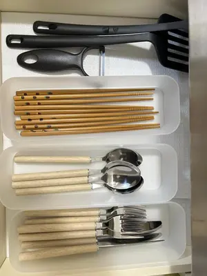 a drawer filled with wooden utensils and a tray with chopsticks at \u4e0a\u91ce\u6771\u4eac\u30bb\u30f3\u30c8\u30e9\u30eb\u30b9\u30c6\u30a4 2-4\u4eba \u5c71\u624b\u7dda\u99c5\u5f92\u6b693\u5206\u5fa1\u5f92\u753a \u30a2\u30e1\u6a2a3\u5206 \u4e0a\u91ce\u99c510\u5206 \u6e6f\u5cf6\u99c52\u5206 in Tokyo