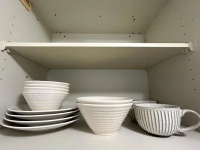 a group of bowls and plates in a closet at \u4e0a\u91ce\u6771\u4eac\u30bb\u30f3\u30c8\u30e9\u30eb\u30b9\u30c6\u30a4 2-4\u4eba \u5c71\u624b\u7dda\u99c5\u5f92\u6b693\u5206\u5fa1\u5f92\u753a \u30a2\u30e1\u6a2a3\u5206 \u4e0a\u91ce\u99c510\u5206 \u6e6f\u5cf6\u99c52\u5206 in Tokyo