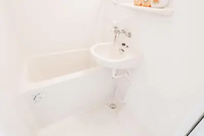 a white bathroom with a sink in the corner at t akadababa subway 4 mins walk! Newly building \u65b0\u7bc9! \u9ad8\u7530\u99ac\u5834\u99c5 \u5f92\u6b69\u570f\u5185\u5927\u4eba\u6c17! Shinjuku\u65b0\u5bbf\u5708!\u9ad8\u901f\u65e0\u9650\u5236301 in Tokyo