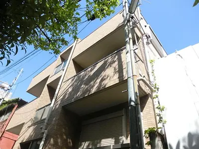 a pole in front of a building at t akadababa subway 4 mins walk! Newly building \u65b0\u7bc9! \u9ad8\u7530\u99ac\u5834\u99c5 \u5f92\u6b69\u570f\u5185\u5927\u4eba\u6c17! Shinjuku\u65b0\u5bbf\u5708!\u9ad8\u901f\u65e0\u9650\u5236301 in Tokyo