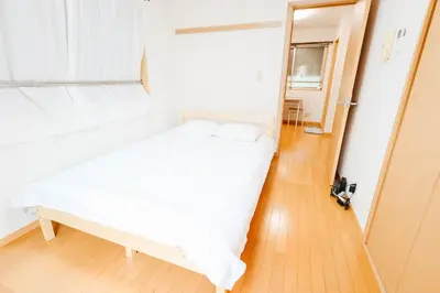 a white bed in a room with a mirror at t akadababa subway 4 mins walk! Newly building \u65b0\u7bc9! \u9ad8\u7530\u99ac\u5834\u99c5 \u5f92\u6b69\u570f\u5185\u5927\u4eba\u6c17! Shinjuku\u65b0\u5bbf\u5708!\u9ad8\u901f\u65e0\u9650\u5236301 in Tokyo