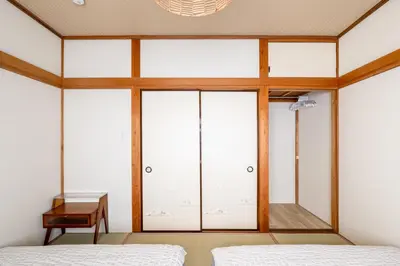 a bedroom with two beds and a window at \u826f\u5c45\u6c11\u5bbf YOSHII House \u6674\u7a7a\u5854\u5f92\u6b65\u5708 \u6574\u680b\u51fa\u79df in Tokyo