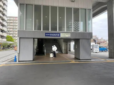 a person standing outside of a building with luggage at \u826f\u5c45\u6c11\u5bbf YOSHII House \u6674\u7a7a\u5854\u5f92\u6b65\u5708 \u6574\u680b\u51fa\u79df in Tokyo