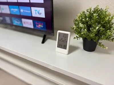 a clock sitting on a table next to a potted plant at \u6c60\u888b\u99c5\u5f92\u6b69OK \u65b0\u5bbf\u99c524\u5206 \u6771\u4eac\u306e\u89b3\u5149\u540d\u6240\u3078\u306e\u30a2\u30af\u30bb\u30b9\u826f\u597d NINJA\u5c4b\u6577\u306e\u6587\u5316\u4f53\u9a131k in Tokyo