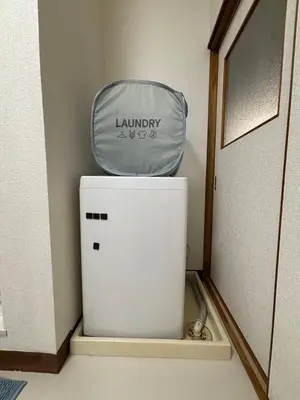 a small white refrigerator with a bag on top of it at \u6c60\u888b\u99c5\u5f92\u6b69OK \u65b0\u5bbf\u99c524\u5206 \u6771\u4eac\u306e\u89b3\u5149\u540d\u6240\u3078\u306e\u30a2\u30af\u30bb\u30b9\u826f\u597d NINJA\u5c4b\u6577\u306e\u6587\u5316\u4f53\u9a131k in Tokyo
