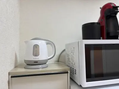 a coffee maker sitting on top of a microwave at \u6c60\u888b\u99c5\u5f92\u6b69OK \u65b0\u5bbf\u99c524\u5206 \u6771\u4eac\u306e\u89b3\u5149\u540d\u6240\u3078\u306e\u30a2\u30af\u30bb\u30b9\u826f\u597d NINJA\u5c4b\u6577\u306e\u6587\u5316\u4f53\u9a131k in Tokyo