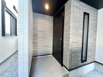 a hallway with a walk in shower in a house at Ochiai Open House in Tokyo