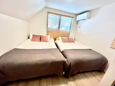 two beds sitting next to each other in a bedroom at Ochiai Open House in Tokyo