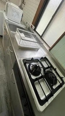 a stove top in a kitchen with a sink at 1\u968e 2025\u5e743\u6708\u30aa\u30fc\u30d7\u30f3 \u5c0f\u5ca9\u5f92\u6b6915\u5206 \u53ce\u5bb94\u4eba \u6210\u7530\u7fbd\u7530\u304b\u3089\u30d0\u30b9\u76f4\u901a in Tokyo
