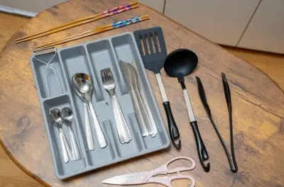 a bunch of utensils sitting on a table at 1\u968e 2025\u5e743\u6708\u30aa\u30fc\u30d7\u30f3 \u5c0f\u5ca9\u5f92\u6b6915\u5206 \u53ce\u5bb94\u4eba \u6210\u7530\u7fbd\u7530\u304b\u3089\u30d0\u30b9\u76f4\u901a in Tokyo