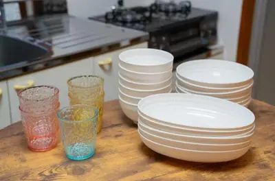 a group of plates and glasses sitting on a table at 1\u968e 2025\u5e743\u6708\u30aa\u30fc\u30d7\u30f3 \u5c0f\u5ca9\u5f92\u6b6915\u5206 \u53ce\u5bb94\u4eba \u6210\u7530\u7fbd\u7530\u304b\u3089\u30d0\u30b9\u76f4\u901a in Tokyo