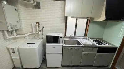 a small kitchen with a sink and a stove at 1\u968e 2025\u5e743\u6708\u30aa\u30fc\u30d7\u30f3 \u5c0f\u5ca9\u5f92\u6b6915\u5206 \u53ce\u5bb94\u4eba \u6210\u7530\u7fbd\u7530\u304b\u3089\u30d0\u30b9\u76f4\u901a in Tokyo