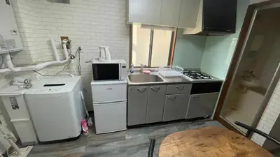 a small kitchen with a sink and a stove at 1\u968e 2025\u5e743\u6708\u30aa\u30fc\u30d7\u30f3 \u5c0f\u5ca9\u5f92\u6b6915\u5206 \u53ce\u5bb94\u4eba \u6210\u7530\u7fbd\u7530\u304b\u3089\u30d0\u30b9\u76f4\u901a in Tokyo