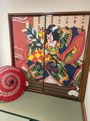 a painting of a person with an umbrella at 1\u968e 2025\u5e743\u6708\u30aa\u30fc\u30d7\u30f3 \u5c0f\u5ca9\u5f92\u6b6915\u5206 \u53ce\u5bb94\u4eba \u6210\u7530\u7fbd\u7530\u304b\u3089\u30d0\u30b9\u76f4\u901a in Tokyo