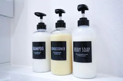 three bottles of body soap sitting on a shelf at \u9280\u5ea7\u7dda\u3059\u3050\u8fd1\u304f \u6b74\u53f2\u5bfa\u9662\u5de1\u308a\u306b\u6700\u9069 \u677e\u304c\u8c37\u306e\u9759\u304b\u306a\u4e00\u8ed2\u5bb6 Sio1g in Tokyo