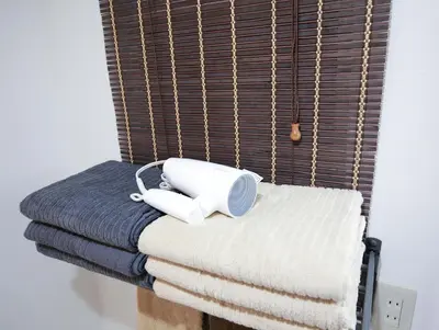 a telephone sitting on a pile of towels on a bed at \u9280\u5ea7\u7dda\u3059\u3050\u8fd1\u304f \u6b74\u53f2\u5bfa\u9662\u5de1\u308a\u306b\u6700\u9069 \u677e\u304c\u8c37\u306e\u9759\u304b\u306a\u4e00\u8ed2\u5bb6 Sio1g in Tokyo
