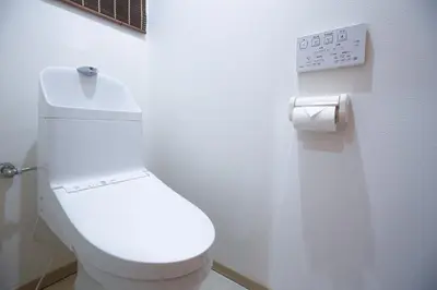 a white toilet in a bathroom with a clock on the wall at \u9280\u5ea7\u7dda\u3059\u3050\u8fd1\u304f \u6b74\u53f2\u5bfa\u9662\u5de1\u308a\u306b\u6700\u9069 \u677e\u304c\u8c37\u306e\u9759\u304b\u306a\u4e00\u8ed2\u5bb6 Sio1g in Tokyo