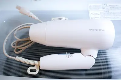 a white hair dryer sitting on top of a machine at \u9280\u5ea7\u7dda\u3059\u3050\u8fd1\u304f \u6b74\u53f2\u5bfa\u9662\u5de1\u308a\u306b\u6700\u9069 \u677e\u304c\u8c37\u306e\u9759\u304b\u306a\u4e00\u8ed2\u5bb6 Sio1g in Tokyo