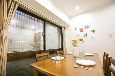 a dining room with a table and a window at \u9280\u5ea7\u7dda\u3059\u3050\u8fd1\u304f \u6b74\u53f2\u5bfa\u9662\u5de1\u308a\u306b\u6700\u9069 \u677e\u304c\u8c37\u306e\u9759\u304b\u306a\u4e00\u8ed2\u5bb6 Sio1g in Tokyo