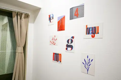 a wall with pictures and magnets on a wall at \u9280\u5ea7\u7dda\u3059\u3050\u8fd1\u304f \u6b74\u53f2\u5bfa\u9662\u5de1\u308a\u306b\u6700\u9069 \u677e\u304c\u8c37\u306e\u9759\u304b\u306a\u4e00\u8ed2\u5bb6 Sio1g in Tokyo