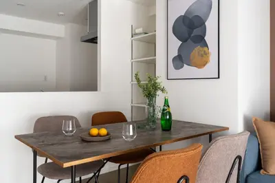 a dining room with a table and chairs at Teto\u65e9\u7a32\u7530 in Tokyo