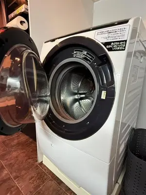a washing machine is sitting next to a dryer at The Hills Suite Daikanyama & Omotesando-Shibuya-Harajuku-Meiji Shrine & 10-minute walk from Daikanyama in Tokyo