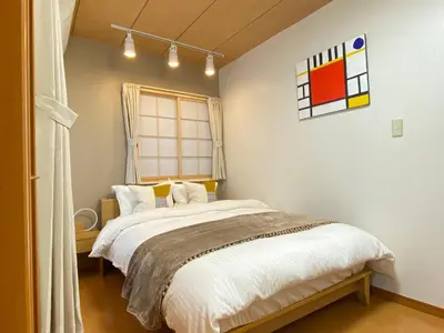 a bedroom with a bed with white sheets and a window at N28-Tokyo Shinjuku Luxury Villa 110 SPM in Tokyo