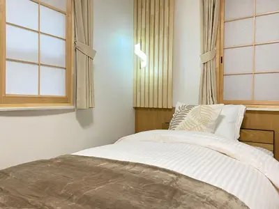 a bedroom with a bed and two windows at N28-Tokyo Shinjuku Luxury Villa 110 SPM in Tokyo