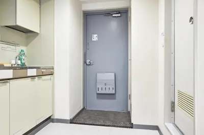 a door in a kitchen with a trash can at \u30c8\u30ea\u30e0\u9762\u5f71\u6a4b in Tokyo