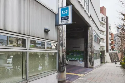 a parking sign on the side of a building at \u30c8\u30ea\u30e0\u9762\u5f71\u6a4b in Tokyo