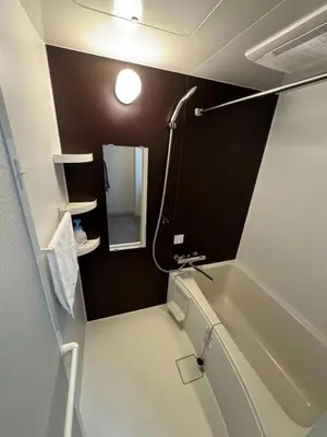 a bathroom with a bath tub and a mirror at CAlMU ASAKUSA IMADO HOTEL ASAKUSA UENO IMADOZINZYA TOKYOSKYTREE HANEDA NARITA GINZA TOKYOSTATION Direct \u6d45\u8349\u4e0a\u91ce\u6771\u4eac\u30b9\u30ab\u30a4\u30c4\u30ea\u30fc \u6210\u7530\u7a7a\u6e2f\u7fbd\u7530\u7a7a\u6e2f\u6771\u4eac\u99c5\u76f4\u884c\u30d0\u30b9\u96fb\u8eca\u4fbf\u5229 in Tokyo