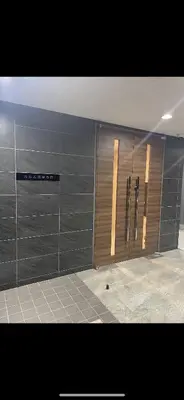 a large wooden door in a room with a tile floor at CAlMU ASAKUSA IMADO HOTEL ASAKUSA UENO IMADOZINZYA TOKYOSKYTREE HANEDA NARITA GINZA TOKYOSTATION Direct \u6d45\u8349\u4e0a\u91ce\u6771\u4eac\u30b9\u30ab\u30a4\u30c4\u30ea\u30fc \u6210\u7530\u7a7a\u6e2f\u7fbd\u7530\u7a7a\u6e2f\u6771\u4eac\u99c5\u76f4\u884c\u30d0\u30b9\u96fb\u8eca\u4fbf\u5229 in Tokyo
