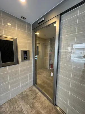 a walk in shower with a glass door in a room at CAlMU ASAKUSA IMADO HOTEL ASAKUSA UENO IMADOZINZYA TOKYOSKYTREE HANEDA NARITA GINZA TOKYOSTATION Direct \u6d45\u8349\u4e0a\u91ce\u6771\u4eac\u30b9\u30ab\u30a4\u30c4\u30ea\u30fc \u6210\u7530\u7a7a\u6e2f\u7fbd\u7530\u7a7a\u6e2f\u6771\u4eac\u99c5\u76f4\u884c\u30d0\u30b9\u96fb\u8eca\u4fbf\u5229 in Tokyo