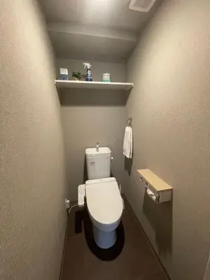 a small bathroom with a toilet and a shelf at CAlMU ASAKUSA IMADO HOTEL ASAKUSA UENO IMADOZINZYA TOKYOSKYTREE HANEDA NARITA GINZA TOKYOSTATION Direct \u6d45\u8349\u4e0a\u91ce\u6771\u4eac\u30b9\u30ab\u30a4\u30c4\u30ea\u30fc \u6210\u7530\u7a7a\u6e2f\u7fbd\u7530\u7a7a\u6e2f\u6771\u4eac\u99c5\u76f4\u884c\u30d0\u30b9\u96fb\u8eca\u4fbf\u5229 in Tokyo