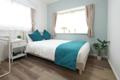 a bedroom with a bed and a window at \u5927\u4eba\u6c17\u30a8\u30ea\u30a2\u65b0\u5bbf\u307e\u3067\u96fb\u8eca4\u5206 Jr\u6771\u4e2d\u91ce\u99c5\u5f92\u6b696\u5206 \u5927\u4e45\u4fdd\u99c5\u5f92\u6b6910\u5206 \u6700\u59275\u540d\u69d8 \u304a\u8377\u7269\u9810\u53ef in Tokyo