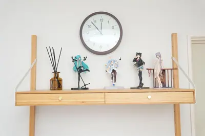 a shelf with figurines and a clock on a wall at \u5927\u4eba\u6c17\u30a8\u30ea\u30a2\u65b0\u5bbf\u307e\u3067\u96fb\u8eca4\u5206 Jr\u6771\u4e2d\u91ce\u99c5\u5f92\u6b696\u5206 \u5927\u4e45\u4fdd\u99c5\u5f92\u6b6910\u5206 \u6700\u59275\u540d\u69d8 \u304a\u8377\u7269\u9810\u53ef in Tokyo