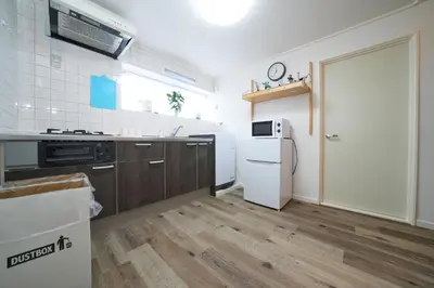 a kitchen with wooden cabinets and a white refrigerator at \u5927\u4eba\u6c17\u30a8\u30ea\u30a2\u65b0\u5bbf\u307e\u3067\u96fb\u8eca4\u5206 Jr\u6771\u4e2d\u91ce\u99c5\u5f92\u6b696\u5206 \u5927\u4e45\u4fdd\u99c5\u5f92\u6b6910\u5206 \u6700\u59275\u540d\u69d8 \u304a\u8377\u7269\u9810\u53ef in Tokyo