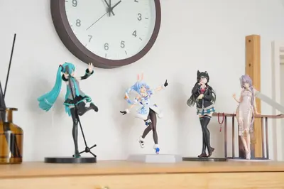 a group of figurines on a shelf with a clock at \u5927\u4eba\u6c17\u30a8\u30ea\u30a2\u65b0\u5bbf\u307e\u3067\u96fb\u8eca4\u5206 Jr\u6771\u4e2d\u91ce\u99c5\u5f92\u6b696\u5206 \u5927\u4e45\u4fdd\u99c5\u5f92\u6b6910\u5206 \u6700\u59275\u540d\u69d8 \u304a\u8377\u7269\u9810\u53ef in Tokyo