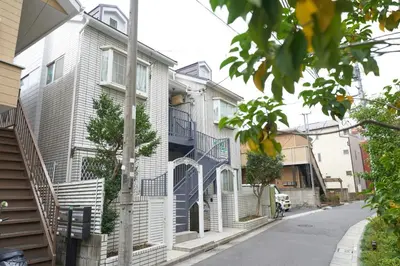 a row of houses on a street at \u5927\u4eba\u6c17\u30a8\u30ea\u30a2\u65b0\u5bbf\u307e\u3067\u96fb\u8eca4\u5206 Jr\u6771\u4e2d\u91ce\u99c5\u5f92\u6b696\u5206 \u5927\u4e45\u4fdd\u99c5\u5f92\u6b6910\u5206 \u6700\u59275\u540d\u69d8 \u304a\u8377\u7269\u9810\u53ef in Tokyo