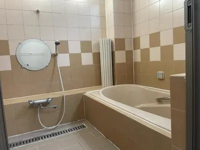 a bathroom with a bath tub and a mirror at Mita Hillside Villa 4BR 3Bathrooms in Tokyo
