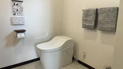 a small bathroom with a toilet in a room at Mita Hillside Villa 4BR 3Bathrooms in Tokyo